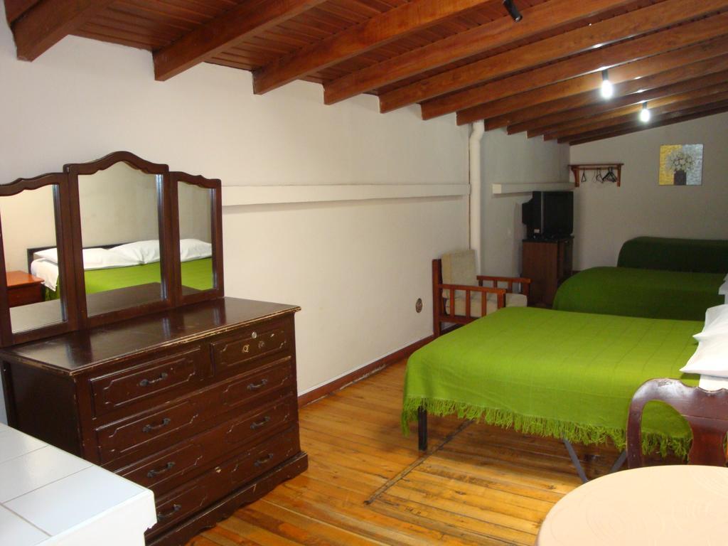 Hostal Santa Maria Gracia Quito Room photo