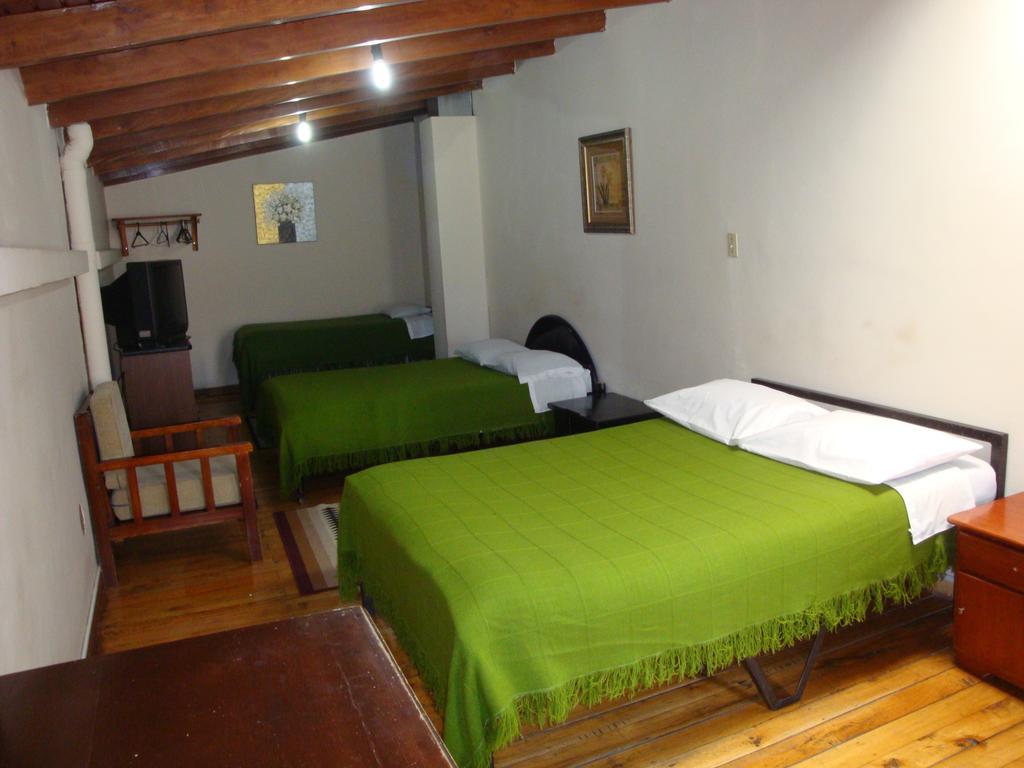 Hostal Santa Maria Gracia Quito Room photo